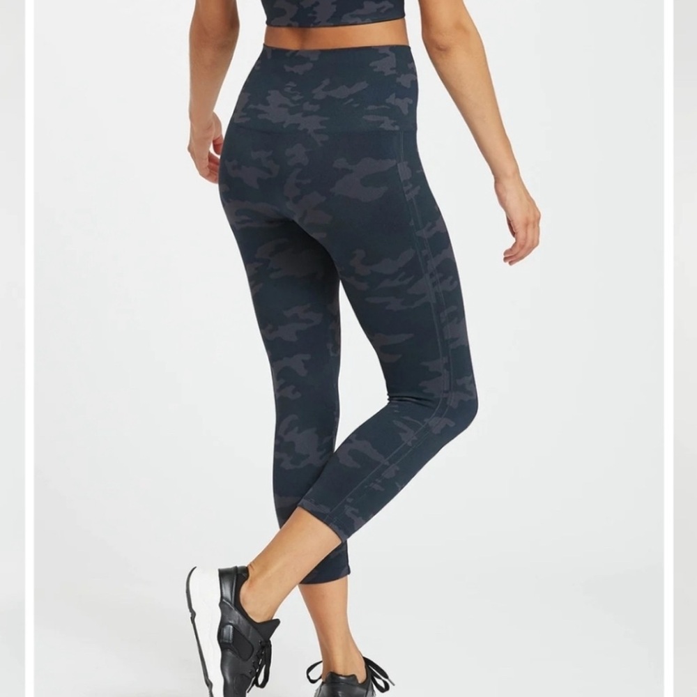 Spanx Black Gray Camo Cropped Leggings Seamless Look At Me Now Size Large Goth